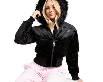 Giacca imbottita in velluto Y2K di Juicy Couture - Cappuccio in pelliccia sintetica, abbigliamento streetwear con strass