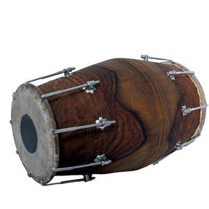 Op de afbeelding: Een houten dholak-drum met een donkerbruine afwerking en een lichtgekleurde drumkop. De drum heeft metalen hardware en is ontworpen voor handpercussie. De houtnerf is zichtbaar, wat bijdraagt aan de rustieke uitstraling.
