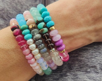 Farbenfrohes Stretch-Armband mit Edelsteinen: Handgefertigtes Perlenarmband