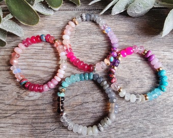 Buntes Stretch-Armband mit Edelsteinen | Perlenarmband mit Perle | Leicht an- und auszuziehen | Stapelbar | Handgefertigt | Geschenkidee für sie, ohne Verschluss