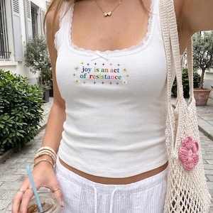Gestickte Freude ist ein Akt des Widerstands Tank Top, Regenbogen Pride Rundhalsausschnitt, Pride Month Tee, Menschenrechts-T-Shirt, Pride Geschenk, Geschenk für Sie