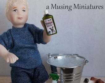 Baño antipulgas en miniatura a escala 1:12 para la escena del aseo canino en casa de muñecas