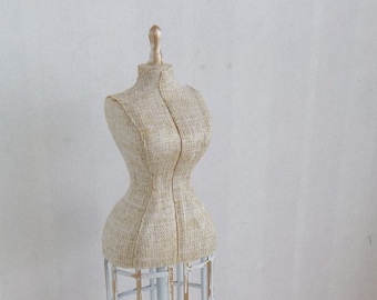 Maniquí de modista a escala 1:12 para casa de muñecas, sastrería en miniatura o boutique de bodas.