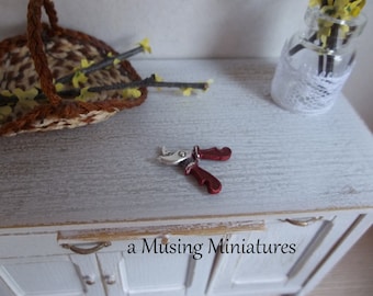 Tijeras de podar en miniatura para jardín de casa de muñecas a escala 1:12