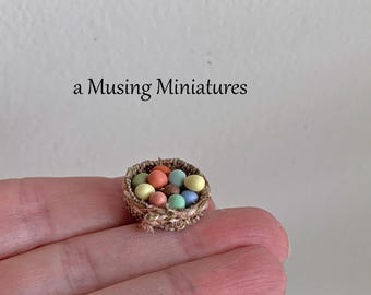 Cesta en miniatura de huevos de Pascua teñidos naturalmente para casas de muñecas rústicas o campestres a escala 1:12.