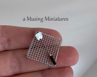 Miniatura de rejilla de enfriamiento y volteadora para cocina o panadería de casa de muñecas a escala 1:12