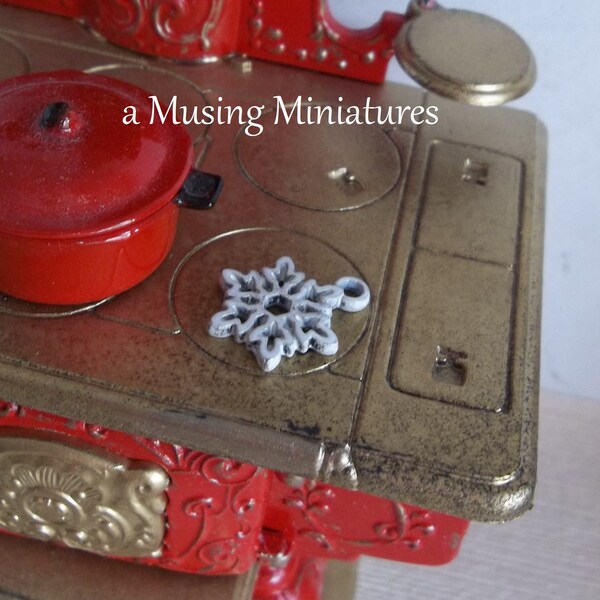 Miniature Snowflake Trivet for 1:12 Scale for Dollhouse Holiday Kitchen