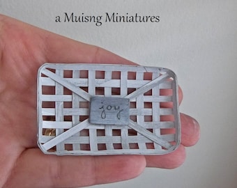 Miniatyr vitkalkad tobakskorg i skala 1:12 för dockhus