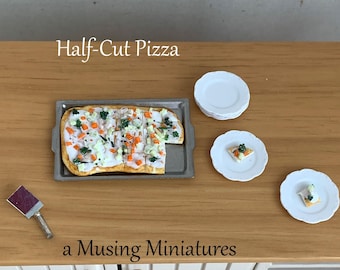 Miniatyr vegetarisk pizza portionerad för dockhusfest eller picknick i skala 1:12