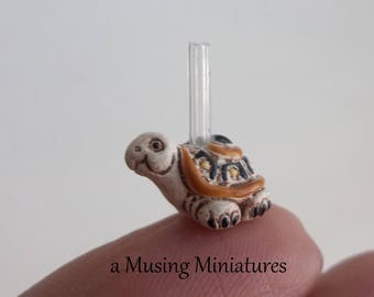 Pluviómetro con forma de tortuga a escala 1:12 para jardín en miniatura de casa de muñecas o floristería.