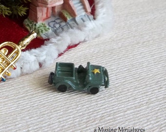 Vintage Stil Miniatur-Jeep für 1:12-Skala-Puppenhaus-Miniatur-Kinderzimmer-Kinderzimmer-Spielzimmer