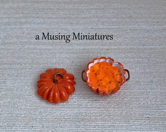 Miniatur-Kürbissuppentopf für Puppenhäuser im Maßstab 1:12 (Herbst- oder Halloween-Dekoration)
