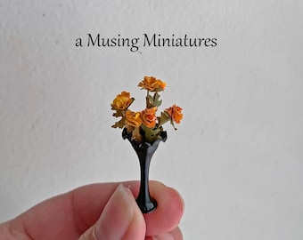 Endast en tillgänglig miniatyrrosor i svart glasvas för Halloween-dockhus i skala 1:12