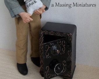 Caja fuerte en miniatura del Viejo Oeste con botín para casa de muñecas a escala 1:12, estilo pueblo fronterizo.