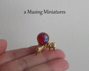 Kristallkugel auf Elefantenständer für 1:12 Miniatur Zauberer oder Wahrsagerin