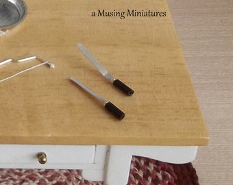 Espátula y cuchillo para glaseado de pasteles a tu elección en miniatura para cocina de casa de muñecas a escala 1:12