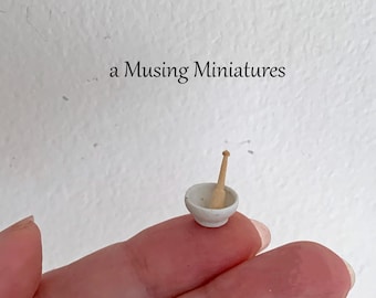 Vintage miniatyrmortel med mortelstöt för dockhuskök eller trolldryckdiorama i skala 1:12