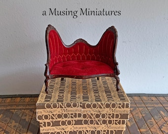 Sofá vintage en miniatura de terciopelo rojo (nuevo en caja) para casa de muñecas a escala 1:12