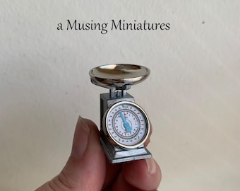 Miniatur Feinkostladen Waage für Puppenhaus Küche oder Kaufmannsladen
