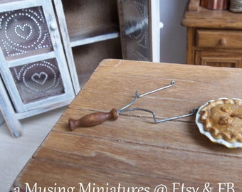 Primitive Style Pie Lifter in 1:12 Scale for Dollhouse Miniature Colonial Kitchen Bakery