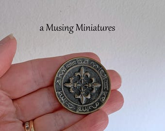 Plato cargador en miniatura vintage para cocina de casa de muñecas medieval o francesa a escala 1:12