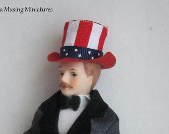 Miniature Doll Wearable Americana Tophat für 1:12 Massstab 4.Juli Puppenhaus Parade