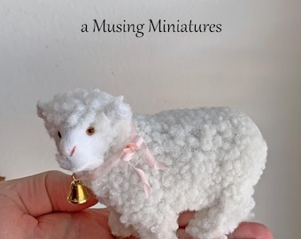 Oveja lanuda en miniatura para granero de casa de muñecas de Pascua o Little Bo Peep