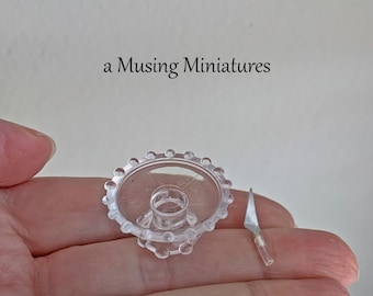 Miniatur Glas Look Kuchen Sockel mit Vorlege Messer für die Puppenhaus Miniaturbäckerei