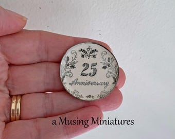 Miniatur Silber Jubiläum Servierplatte für 1:12 Puppenhaus