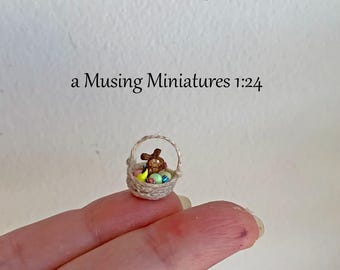 Cesta de Pascua en miniatura a escala 1:24 para casa de muñecas de media pulgada