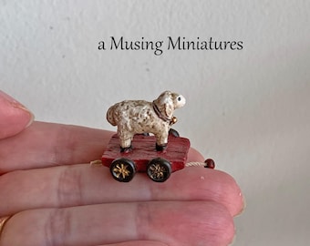 Solo UN juguete de cuerda vintage en miniatura con forma de cordero rústico para casa de muñecas o decoración de Pascua.