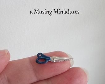 Miniatyrsax i skala 1:12 för dockhussyrum eller skrädderi
