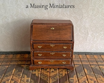 Escritorio miniatura vintage con frontal inclinado para casa de muñecas a escala 1:12