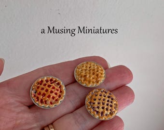 Your CHOICE Miniature Lattice Top Pie with Metal Plate for 1:12 Scale Dollhouse Kitchen Bakery