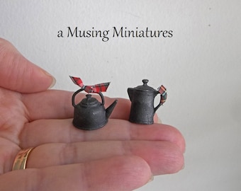 Ihre WAHL Teekessel oder Kaffeekanne für 1:12 Maßstab Puppenhaus Miniatur Cabin Diorama