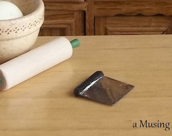 Tu raspador de banco en miniatura CHOICE para cocina de panadería de casa de muñecas a escala 1:12