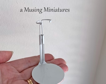 Soporte para muñecas Kaiser ajustable Your Choice para muñecas a escala 1:12 con una altura de entre 3,5 y 7 pulgadas.