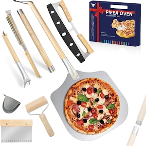 Op de afbeelding: Een pizzaoven-accessoireset met een metalen pizzaschep met een gebakken pizza, een pizzasnijder met lange steel, een staalborstel, een deegschraper met liniaal, een kleine roller, een metalen vork en een grijze ovenwant in een blauwe doos.