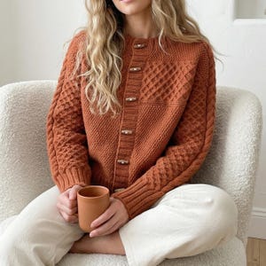 Wzór na kardigan z teksturowanej dzianiny kablowej, przytulny żakiet z guzikami z przodu (PDF)