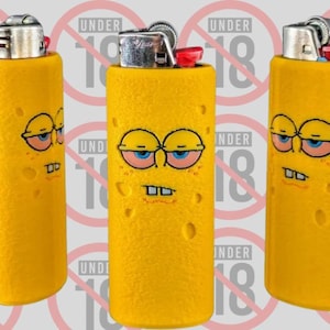 Può includere: Accendino giallo di novità con un design a forma di faccia di cartone animato. L'accendino ha una parte superiore argentata con un pulsante rosso. La faccia ha occhi blu, un naso rosso e due denti quadrati. Lo sfondo ha una grafica ripetuta "Under 18".