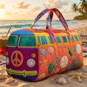 Puede incluir: Una colorida bolsa de lona acolchada con forma de autobús vintage, con un signo de la paz y aplicaciones de conchas marinas. La bolsa tiene una vibrante combinación de colores púrpura, naranja, amarillo y rosa, con asas estampadas. Está sobre una playa arenosa.
