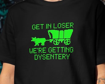 Maglietta Get in Loser We're Getting Dyssenteria / Maglietta Oregon Trail Pixel Wagon