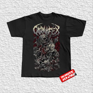 Könnte beinhalten: Schwarzes T-Shirt mit einer detaillierten Grafik einer skelettartigen Figur mit langen Haaren, die einen blutigen Gegenstand hält, umgeben von anderen Figuren. Der Bandname "CARNIFEX" ist in einer verwitterten Schriftart über der Grafik aufgedruckt. Das T-Shirt hat einen Rundhalsausschnitt.