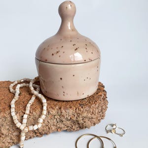 Tarro de cerámica rosa con tapa para joyas u otros objetos de valor, idea de regalo para novia, cerámica hecha a mano, almacenamiento de joyas