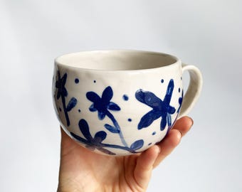 Tazza in ceramica blu con decorazioni floreali, tazza da tè/caffè dipinta a mano, regalo per mamma, fidanzata o collega, stile cottagecore, folkloristico, atmosfera boho