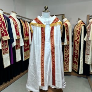 Set van wit damast kleed en stola met geborduurde PAX-capuchon Set kerkgewaden | Kerkartikelen | Liturgisch