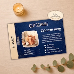 Könnte beinhalten: Ein marineblauer Gutschein mit dem Wort "GUTSCHEIN" oben. Der Gutschein hat den Text "Zeit statt Zeug" und eine kleine Illustration einer Geschenkbox, einer Uhr und einer Laterne. Eine brennende Kerze befindet sich links.
