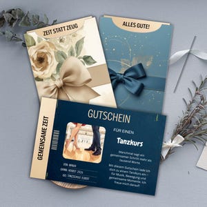 Puede incluir: Tres vales de regalo con diseños florales y lazos. Un certificado tiene el texto "ZEIT STATT ZEUG" y un lazo beige. Otro tiene el texto "ALLES GUTE!" y un lazo azul. El tercero es un vale de regalo azul con el texto "GUTSCHEIN" y "Tanzkurs".