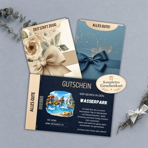 May include: Two greeting cards with floral and bow designs, one labeled Zeit statt Zeug and the other Alles Gute, alongside a dark blue voucher for a water park trip featuring a graphic of water slides and the text Gutschein and Komplettes Geschenkset.