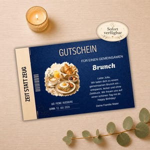 Könnte beinhalten: Ein rechteckiger Gutschein mit dunkelblauem Hintergrund, der den Text GUTSCHEIN, FÜR EINEN GEMEINSAMEN Brunch sowie eine Illustration eines Frühstücks mit Kaffee, Saft und Toast zeigt. Er enthält einen beigen Seitenstreifen mit dem Text ZEIT STATT ZEUG und ein kleines ovales Etikett mit der Aufschrift Sofort verfügbar.
